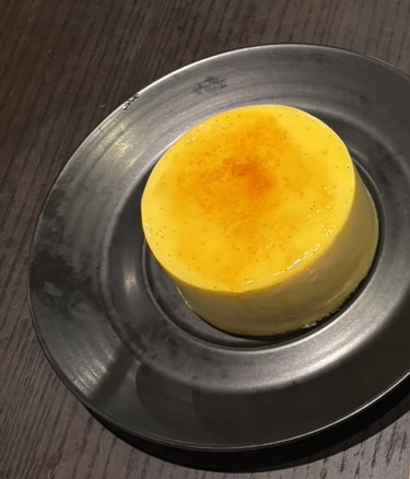 プリンの前で